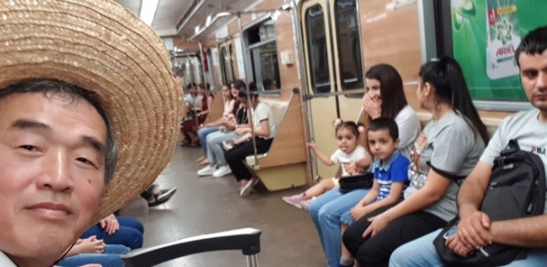 지하철을 타고 가다가 귀여운 아이들이 밀집모자가 신기한지 필자를 유심히 본다. 찬스를 놓치지 않고 셀피~ @생명탈핵실크로드 순례단