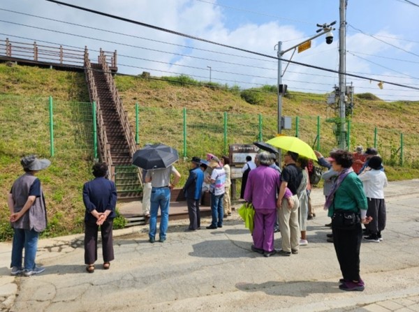 사진에서 보이는 철조망이 한반도의 허리를 끊고  지나가는 DMZ의 남방한계선이다.