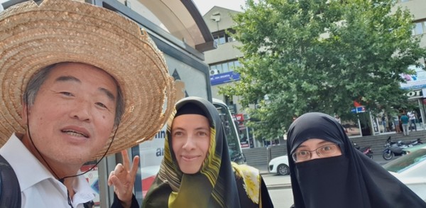 길을 나서자 마자 히잡을 쓴 여인들이 셀피를 찍고 싶어한다. K-Drama의 열렬한 팬이다. @생명탈핵실크로드 순례단