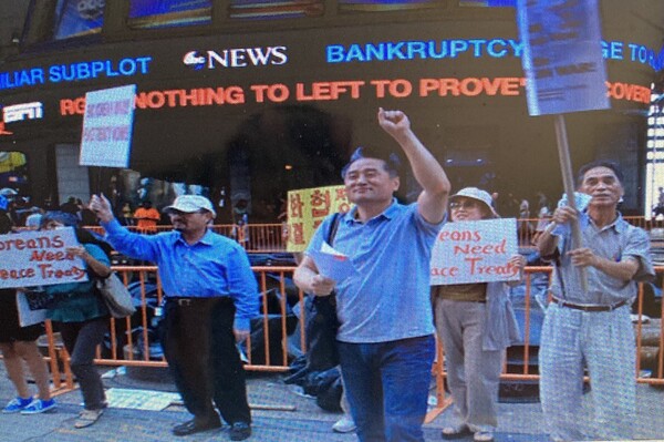 평화협정 촉구 시위에 참여한 고인(맨 오른쪽). 