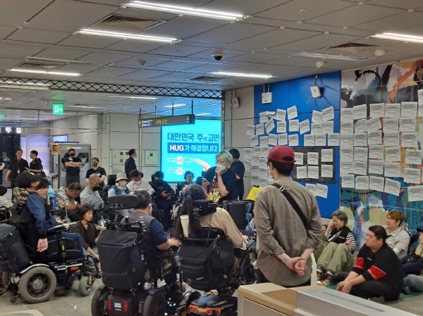 올해 5월 지하철 9호선 국회의사당 역 지하철 역사 내에서 장애인들이 집회를 통해 장애인 권리예산 입법을 촉구하고 있다. (출처 : 하성환)
