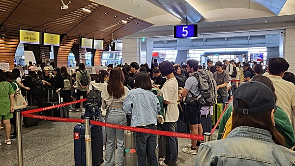 서울 인천행 탑승권을 받기 위해 길게 늘어선 여행객들