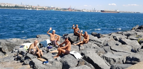 수영과 낚시를 즐기는 이스탄불 시민을 만난다. 멀리 보스포러스해협을 통해 커다란 화물선이 흑해에서 지중해로 가고 있다.  @생명탈핵실크로드 순례단