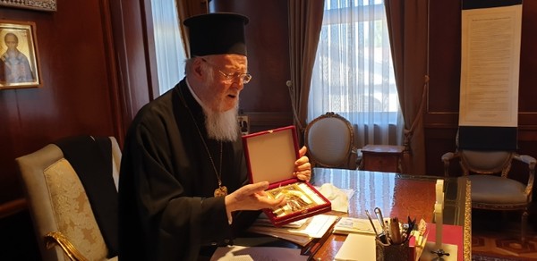 바로톨로메오스 세계총대주교께서 친견하시면서 한국에서 받은 선물을 보여주신다.@생명탈핵실크로드 순례단