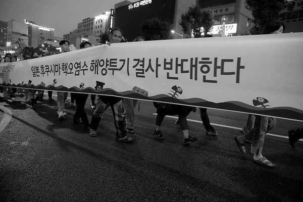 부산시민결의대회를 마치고, 부산 시민들이 부산역 광장에서 일본 영사관까지 행진하고 있는 모습. ⓒ장영식