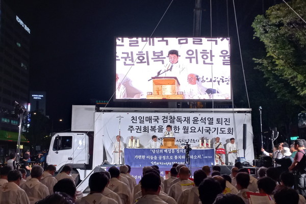 시국미사를 낭독하는 부산교구 김해성당 이균태  주임 신부