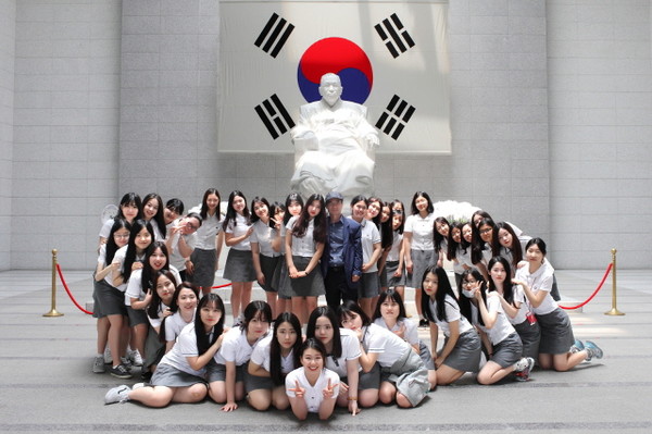 <백범기념관>에서 제자들과 함께한 박영신 선생님(출처 : 박영신 선생님 제공)