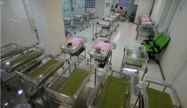어느 대학 병원의 신생아실 모습 (자리가 많이 비어있다.)