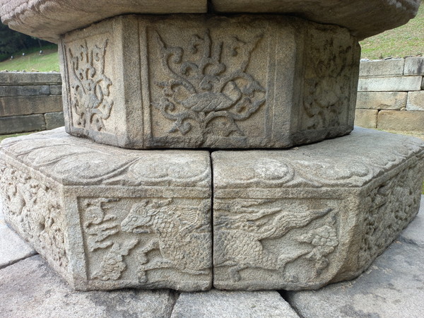 회암사지 사리탑에서 아래빋침돌 기린 무늬 조각