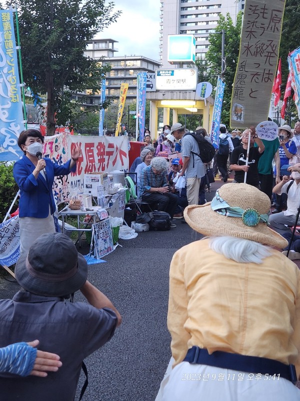                                      산업성앞 집회(후쿠시마 미즈호 의원 연설중)