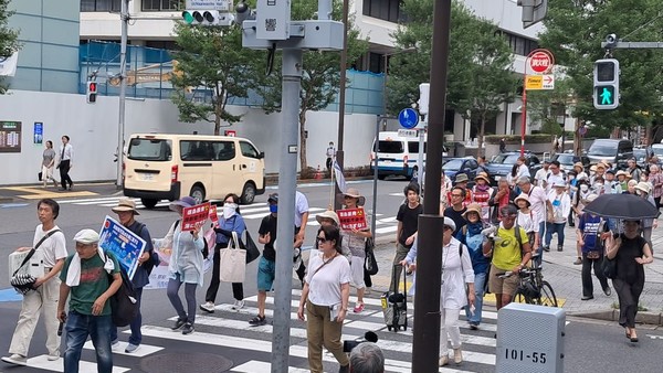86일에 걸쳐 1600km를 걸어온  방사능오염수방류중지한일시민도보행진단이,  9월11일 200여명의 시민들과 함께 도쿄 중심가를 행진하여 일본 국회의사당으로 걸어가고 있다. @이원영