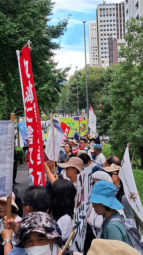 행진단과 함께 일본 국회의사당에 도착한 시민들 @이원영