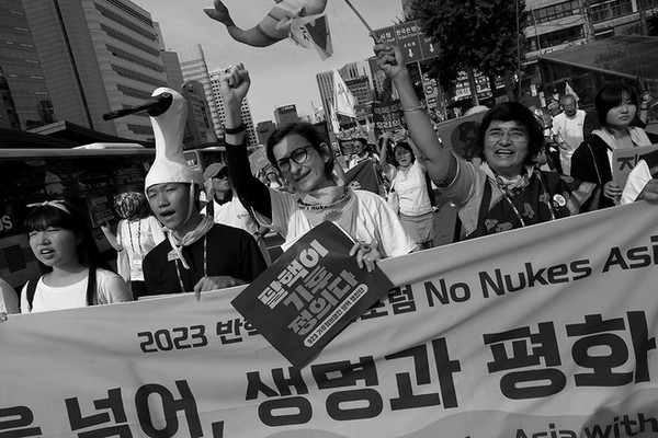 '923 기후정의행진'에서 반핵아시아포럼 참가자들이 행진하며 "탈핵, 아시아!"를 외치고 있다. ⓒ장영식
