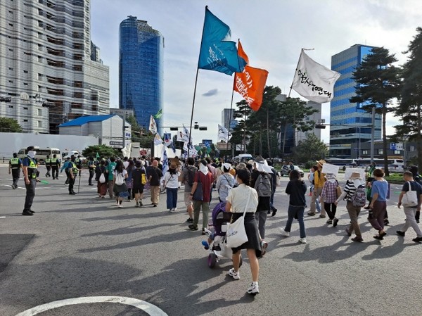 2023년 9월 23일 <기후정의행진> 당시, 유모차를 끌고 집회에 참여한 젊은 엄마(출처 : 하성환)