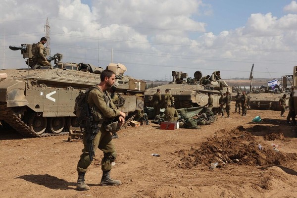 15일(현지시각) 가자지구 인근 이스라엘 아슈켈론에서 이스라엘군이 장비를 정비하고 있다. 이날 유엔은 이스라엘의 보복 공격으로 가자지구에서 100만명 이상이 이재민이 됐다고 전했다. 이스라엘 아슈켈론/AFP 연합뉴스 - 출처 : 한겨레신문(2023.10.18)