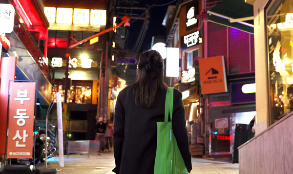 10.29 참사 당사자 김초롱(33)씨가 17일 저녁 서울 이태원 세계음식거리로 향하는 길목에 서 있다. 김경호 선임기자 jijae@hani.co.kr