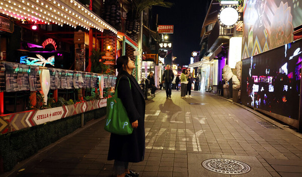 김초롱씨가 17일 저녁 서울 이태원 세계음식거리에 서 있다. 이 거리는 참사 당일 초롱씨가 인파에 끼어 있던 장소다. 김경호 선임기자 jijae@hani.co.kr