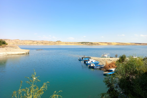 유프라테스강물이 흐르는 아디야만의 한 호수. 이 호수를 앞에 둔 식당에서 점심을 먹었다. 