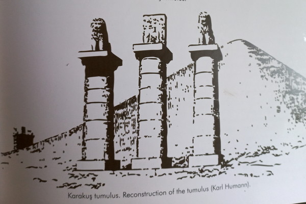 복원된  Karakuş Tumulu의 모습. 가운데 인간 부조상이 있고 양 옆으로 동물상이 있다(사진 출처 :Commagene Nemrut(Akel Yayincilik))