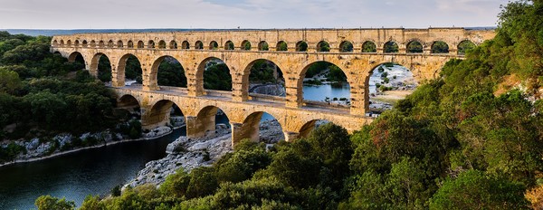 가르교(사진 출처 : https://en.wikipedia.org/wiki/Pont_du_Gard#/media/File:Pont_du_Gard_BLS.jpg)