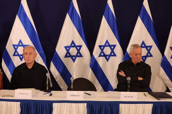 지난 12일 베냐민 네타냐후 이스라엘 총리(왼쪽)와 제2야당인 국가통합당의 베니 간츠 전 국방장관이 전시 내각을 결성하는 데 합의하고 텔아비브에서 기자회견을 하고 있다. AFP 연합뉴스 / 출처 : 한겨레 2023.11.2)