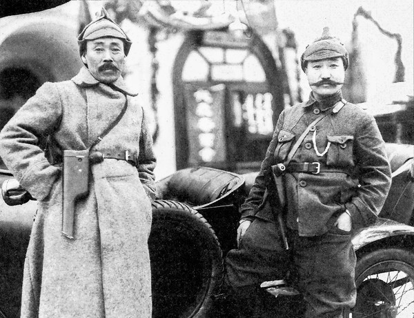 1922년 모스크바 극동민족대회에 참석한 최진동 장군과 홍범도 장군이 레닌에게 군복과 권총과 군복을 선물받고 기념 촬영하고 있다.