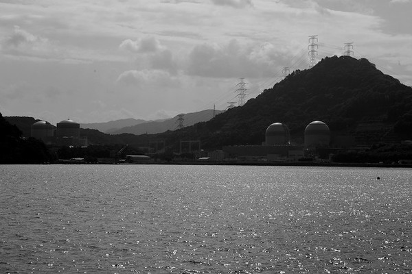 아름다운 절경의 바다에는 일본에서 가장 오래된 다카하마 핵발전소가 있었다. 다카하마 핵발전소에는 프랑스에서 화물선을 이용해서 플루토늄과 우리늄을 혼합한 재활용 핵연료인 '혼합산화물(MOX)'을 반입해서 후쿠이현 시민들이 크게 반발하기도 했다. ⓒ장영식 