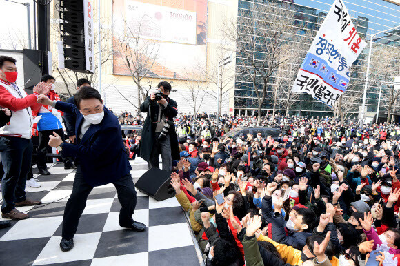 대선 당시 윤의 세레모니와 지지자들(공동취재단 사진, 한겨레신문에서 인용) 