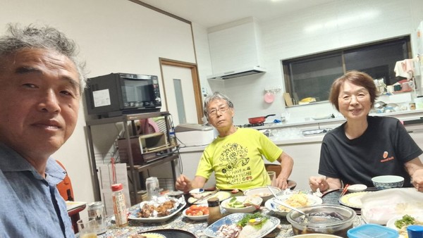 야나이시(柳井市)시의원인 나카가와 타카시(中川隆志)상이 자기 집에서 저녁을 차렸다. 진수성찬이다. 웬만한 식재료는 직접 재배한 것이고, 이중 생선회는 직접 낚시로 잡은 것이라고 한다. 최고의 만찬이다.