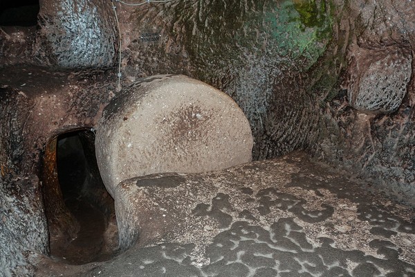 미닫이 문으로 사용 된 둥근 돌(사진 출처 : https://en.wikipedia.org/wiki/%C3%96zkonak_Underground_City#/media/File:%C3%96zkonak_Underground_City.jpg)