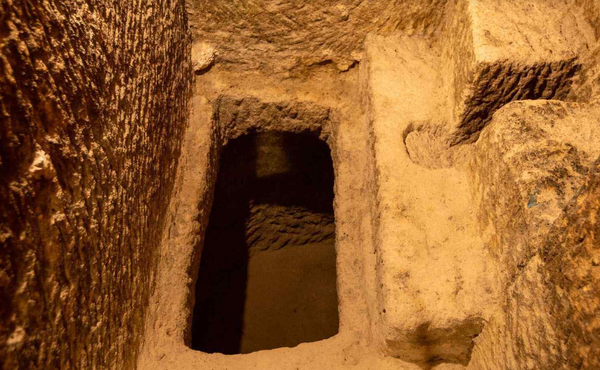 탓라린 지하도시의 화장실(출처 https://turkishmuseums.com/museum/detail/2210-nevsehir-tatlarin-underground-city/2210/4)