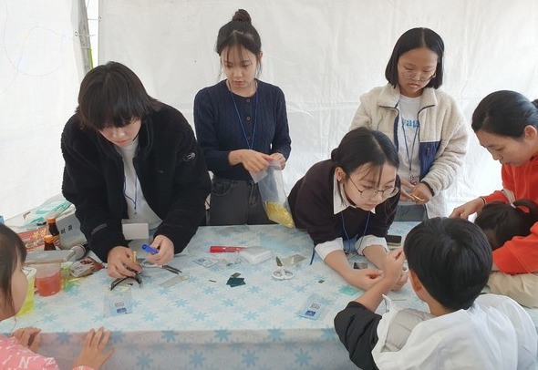 사진 김인수 / 수원중 학생들의 창작실험 일반화 봉사 모습