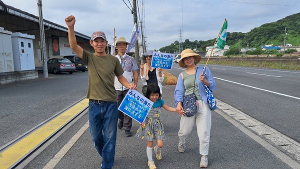 후쿠야마 가는 길에서 가족과 함께 행진.