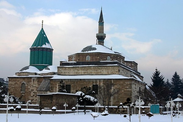 콘야의 메블라나 박물관(사진 출처 : https://commons.wikimedia.org/wiki/File:Konya,_Turkey_-_panoramio_-_Robert_Helvie_%289%29.jpg)