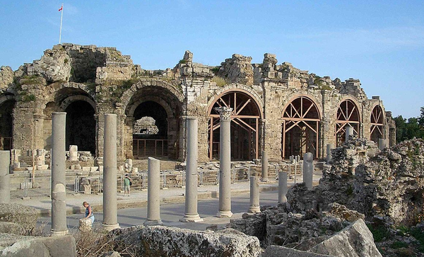 시데의 고대 극장(사진 출처 :https://commons.wikimedia.org/wiki/File:Side_TH_au.JPG )