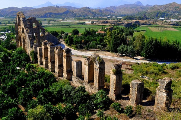 아스펜도스의 수로(사진 출처 : https://commons.wikimedia.org/wiki/File:Aspendos_Roman_aqueduct_6328_(4895307195).jpg)