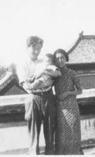 항일혁명가 김찬, 도개손 부부가 1935년경 아들 김연상을 안고 찍은 사진(출처 : 원희복 작가의 책 <사랑할 때와 죽을 때>에서 글쓴이가 찍어서 갈무리한 사진)