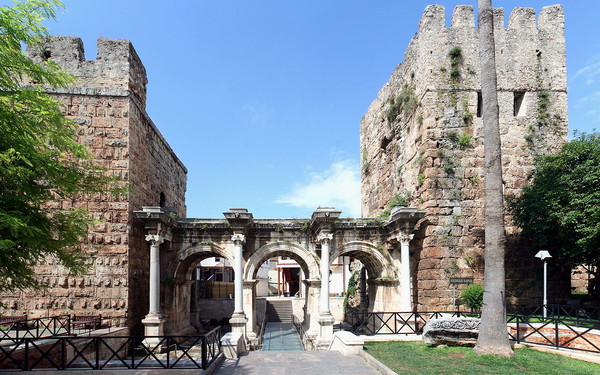 뱌깥쪽에서 본 하드리아누스의 문(사진 출처 : https://commons.wikimedia.org/wiki/File:Antalya_-_Hadrian%27s_Gate.jpg)