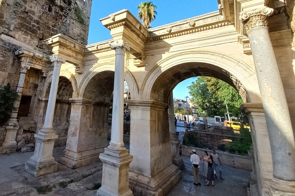 하드리아누스의 문의 기둥