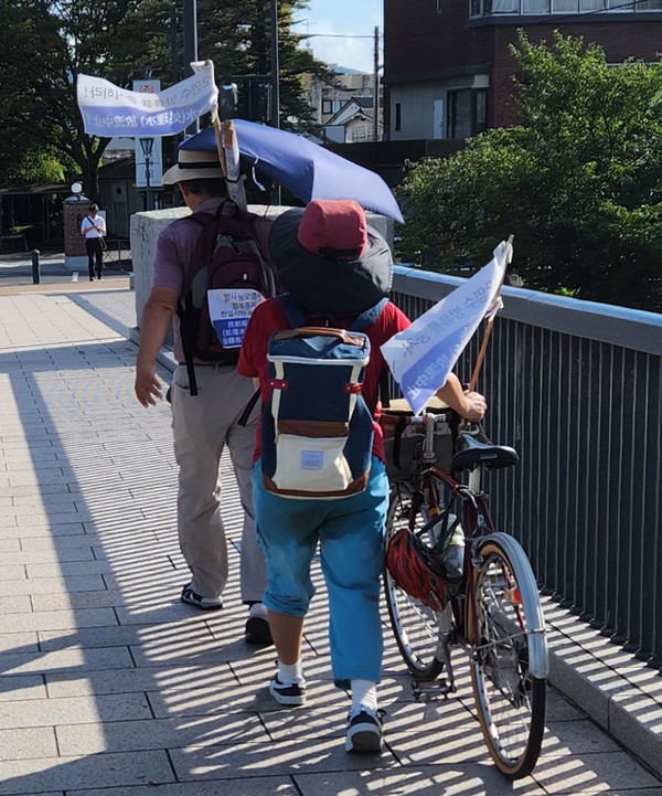 오카야마에 있는 일본의 처가를 찾은 한국인이 찍은 행진 뒷모습 사진