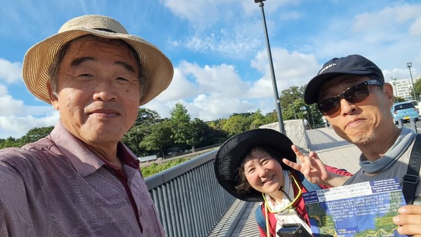 가운데가 야스코 상. 오른쪽은 한국인이 마침 오카야마에 있는 처가(일본인과 국제결혼)를 방문했다가, 필자의 행진을 우연히 목격했다.