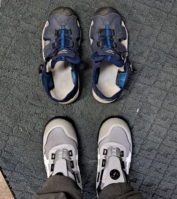 위 파란색은 부산에서 구입한 샌들형 운동화다. 장마철에는 장점이 있지만 밑창이 거의 닳았다. 사백키로쯤 걸은 신발이다. 회색의 보통 운동화로 바꾸었다.