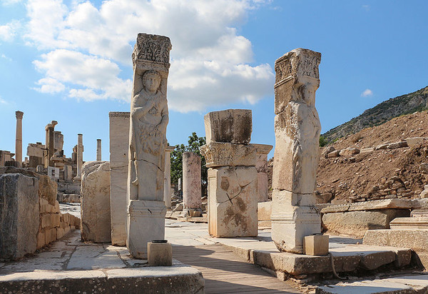 헤라클레스 문 (사진 출처 : https://commons.wikimedia.org/wiki/File:Ephesus_-_Heracles_Gate.jpg)