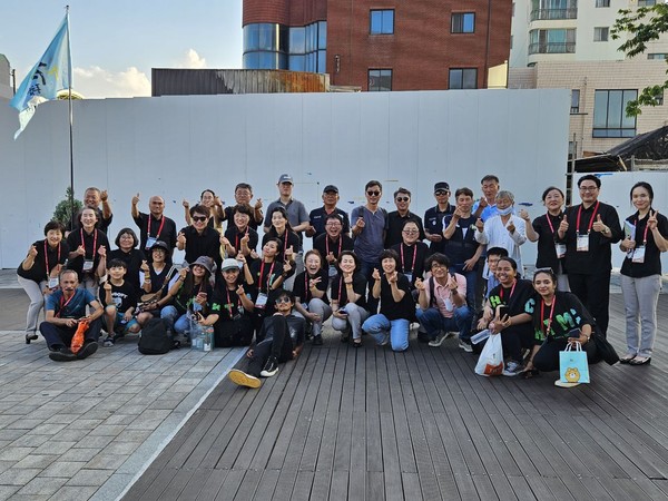 지난 7월 강릉 중앙시장 앞에서 버스킹을 했다. 지나가던 세계합창대회 외국 참가자들과 함께 기념촬영을 했다.  