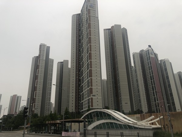 ​서울 근교 고층 아파트의 모습. 사진 출처 : 김제완