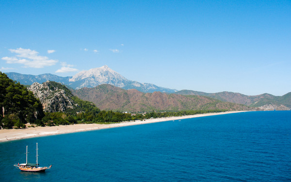 올림포스 해변에서 보이는, 우뚝 솟아있는 타탈리산(무료 사진 출처 : https://commons.wikimedia.org/wiki/File:Olympos_beach.jpg))