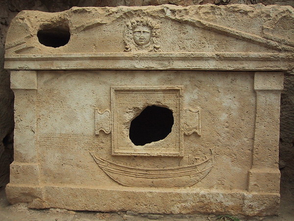 에우데모스 대장의 석관( 사진 출처 : https://commons.wikimedia.org/wiki/File:8Ty1kOJF57KOD04.jpg)