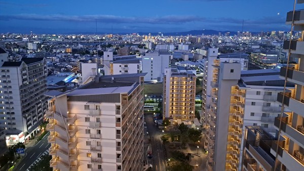 이 부부의 아파트에는 게스트하우스가 있다. 거기서 묵으면서 오사카시내를 조망한 장면.