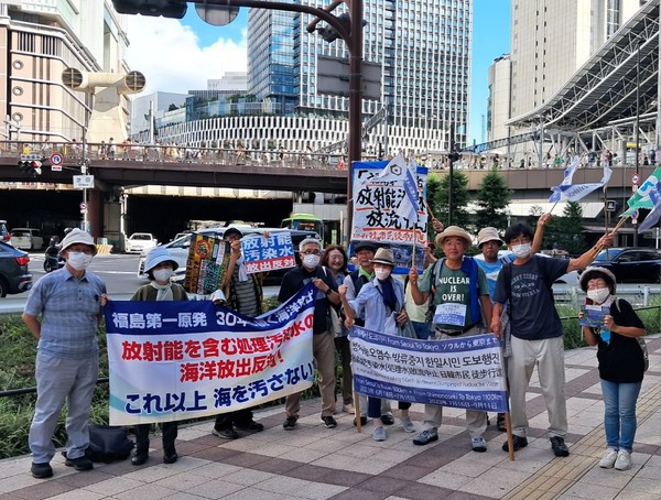 오사카 우메다에 모인 동지들과 함께 시가 행진을 시작한다.
