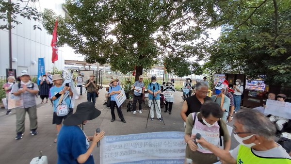 8월13일 오후 4시 반 교토역 인근의 작은 공원 행진에 참여할 동지들이 모였다. 참여 예상인원 40명을 훌쩍 넘긴 100여 명의 시민들이 모였다.